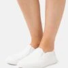 CARA - Slipper - White -Bequeme Schuhe 282e4b6eee24486791d1155659bc6071