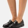 RHEA PENNY LOAFER - Slipper - Black -Bequeme Schuhe 3ed13172107745d6aa4174be739748ee