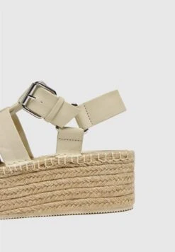 PULL & BEAR CAGE - Keilsandalette - Nude -Bequeme Schuhe 4c9413e4c50b443895f7e0c094a2eda1