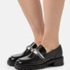 ELLEME CHAIN SQUARE LOAFER - Slipper - Black -Bequeme Schuhe 50ad5d00a8a54d3795f1a610695e7ecb