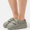 Ugg SPORT YEAH - Slipper - Moss Green 2 Ugg SPORT YEAH - Slipper - Moss Green -Bequeme Schuhe 5b16636a1b064848ad925947d341bfdc