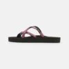 Teva OLOWAHU - Zehentrenner - Palms Indigo/rose Violet -Bequeme Schuhe 71bd00c295dd4496aa19ed08dbc962f6