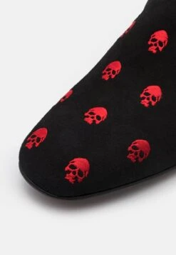 JUNG SKULL SLIPPER - Slipper - Black/red -Bequeme Schuhe 75fd7424c3de49239bfad38bdcab3b33
