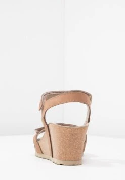 Panama Jack JULIA BASICS - Plateausandalette - Cognac -Bequeme Schuhe 76678fd1eb564b1993aea32079f5f357