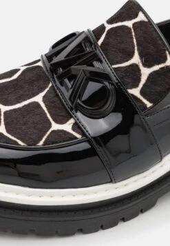 MICHAEL Michael Kors PARKER LUG LOAFER - Slipper - Black/optic White 13 MICHAEL Michael Kors PARKER LUG LOAFER - Slipper - Black/optic White -Bequeme Schuhe 822c2fd4edd94e3eb24e037d49cd3bcf