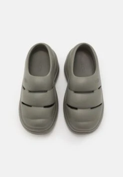 Ugg SPORT YEAH - Slipper - Moss Green 13 Ugg SPORT YEAH - Slipper - Moss Green -Bequeme Schuhe 971a547fc2e04f2085eee403b4581627