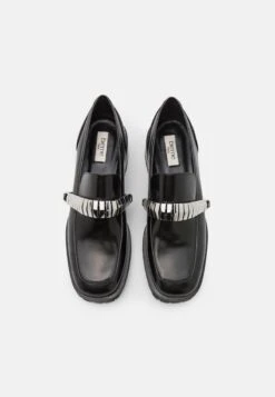 ELLEME CHAIN SQUARE LOAFER - Slipper - Black 12 ELLEME CHAIN SQUARE LOAFER - Slipper - Black -Bequeme Schuhe b3d53d8b17134fc6899ccfaec2273e63