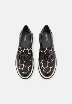 MICHAEL Michael Kors PARKER LUG LOAFER - Slipper - Black/optic White 11 MICHAEL Michael Kors PARKER LUG LOAFER - Slipper - Black/optic White -Bequeme Schuhe b6c417710e0c470cba3e4f29bb7fa1bf