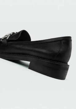 Stradivarius MIT KETTE - Mokassin - Black -Bequeme Schuhe b77aa623955d4acd8c1a885599e24914