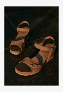 Panama Jack JULIA BASICS - Plateausandalette - Cognac -Bequeme Schuhe c4ef757da3ba4259871b4edcb851ee85