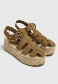 PULL & BEAR CAGE - Keilsandalette - Brown -Bequeme Schuhe f2a70739efa24aafb2d8da51cd952a53