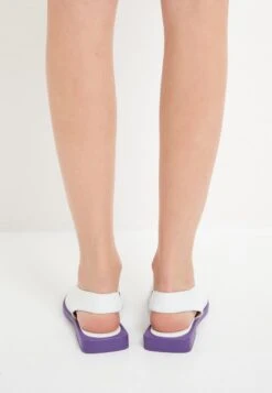 FLAT SOLE - Riemensandalette - White -Bequeme Schuhe f53df843bbd74afa8903dcc0f784cc4e